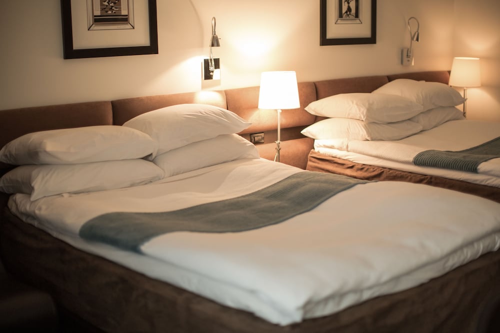 غرفة بسريرين مزدوجين بشرفة، Hotel Le Bonne Entente 2/2