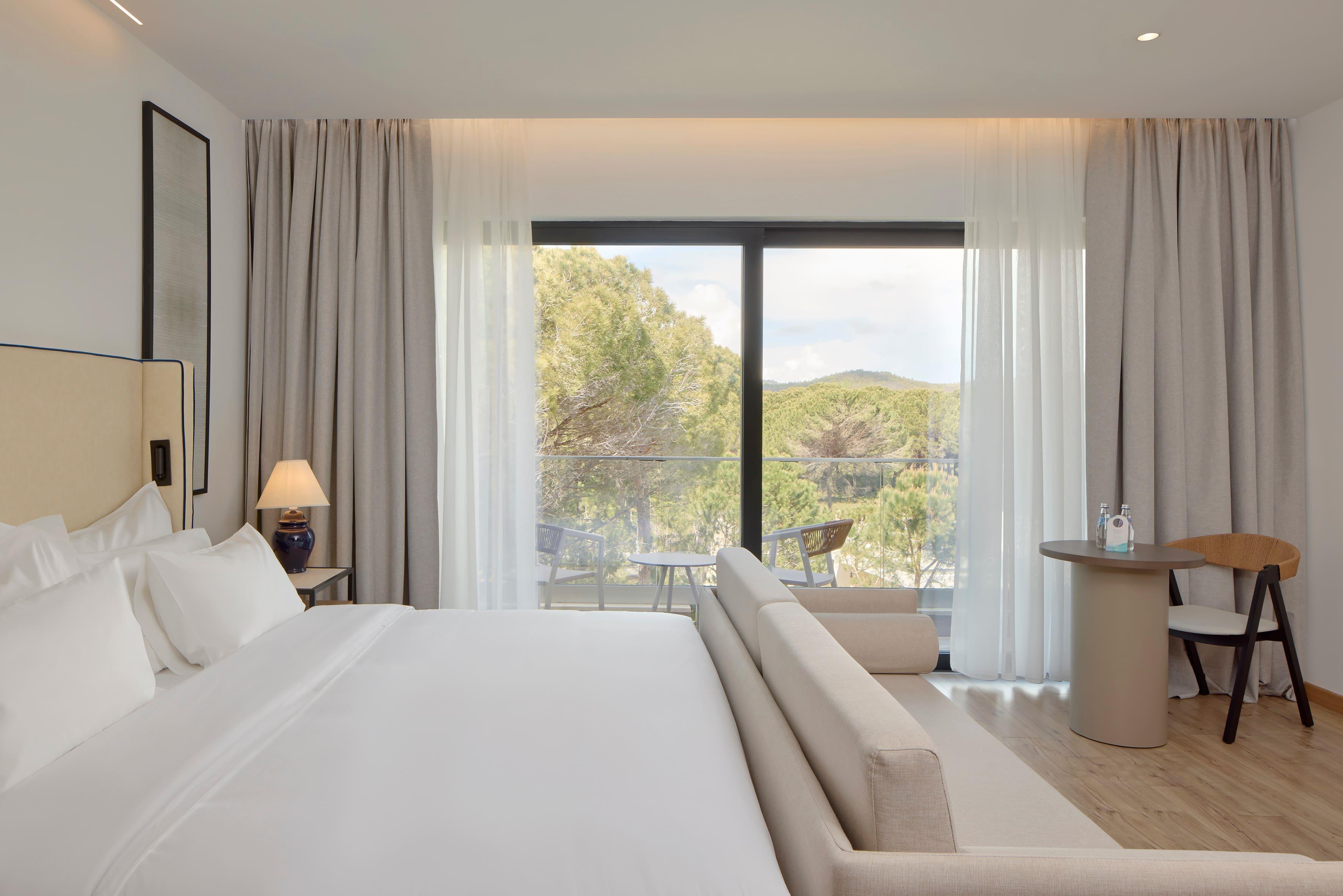 Deluxe, Partial Sea View