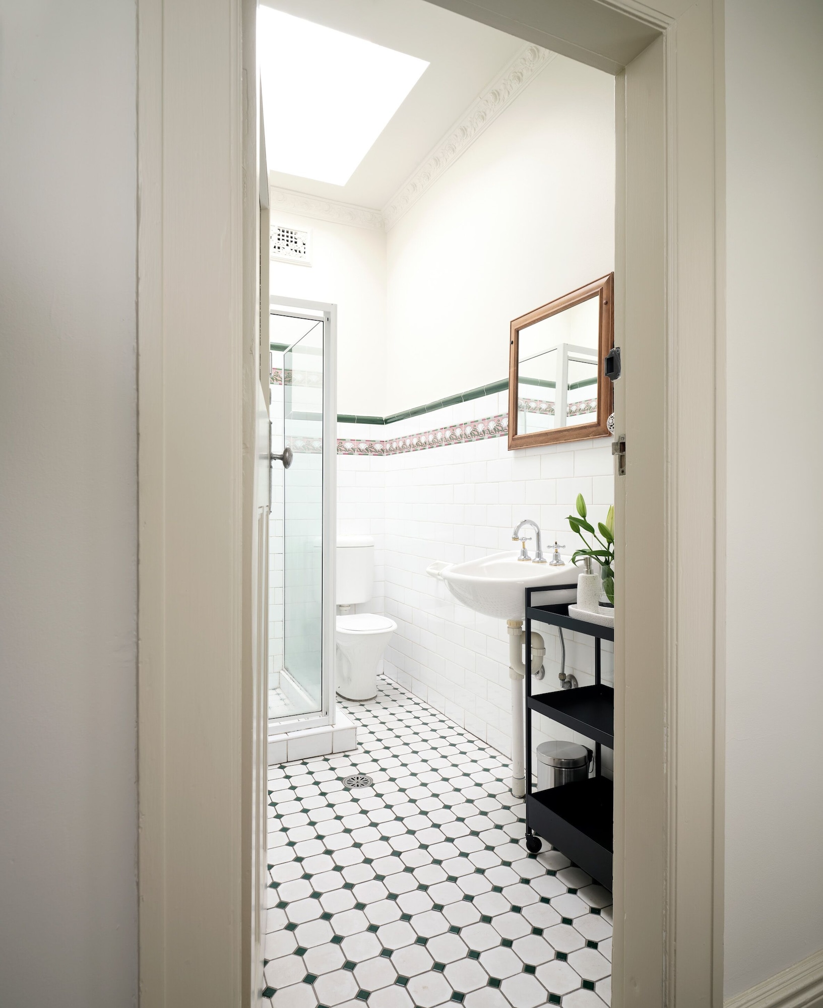 ROOM, SINGLE, SHARED BATHROOM