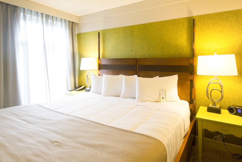 SUPERIOR, QUEEN BED
