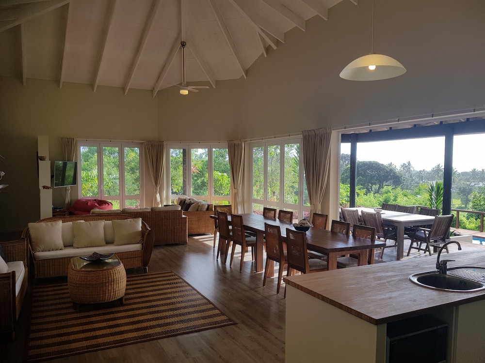 Muri Beach Resort 41/75