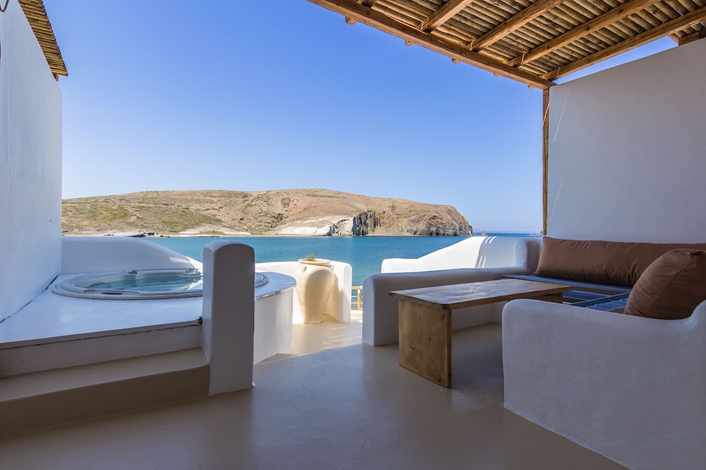 SALT SUITES & EXECUTIVE ROOMS 24/56