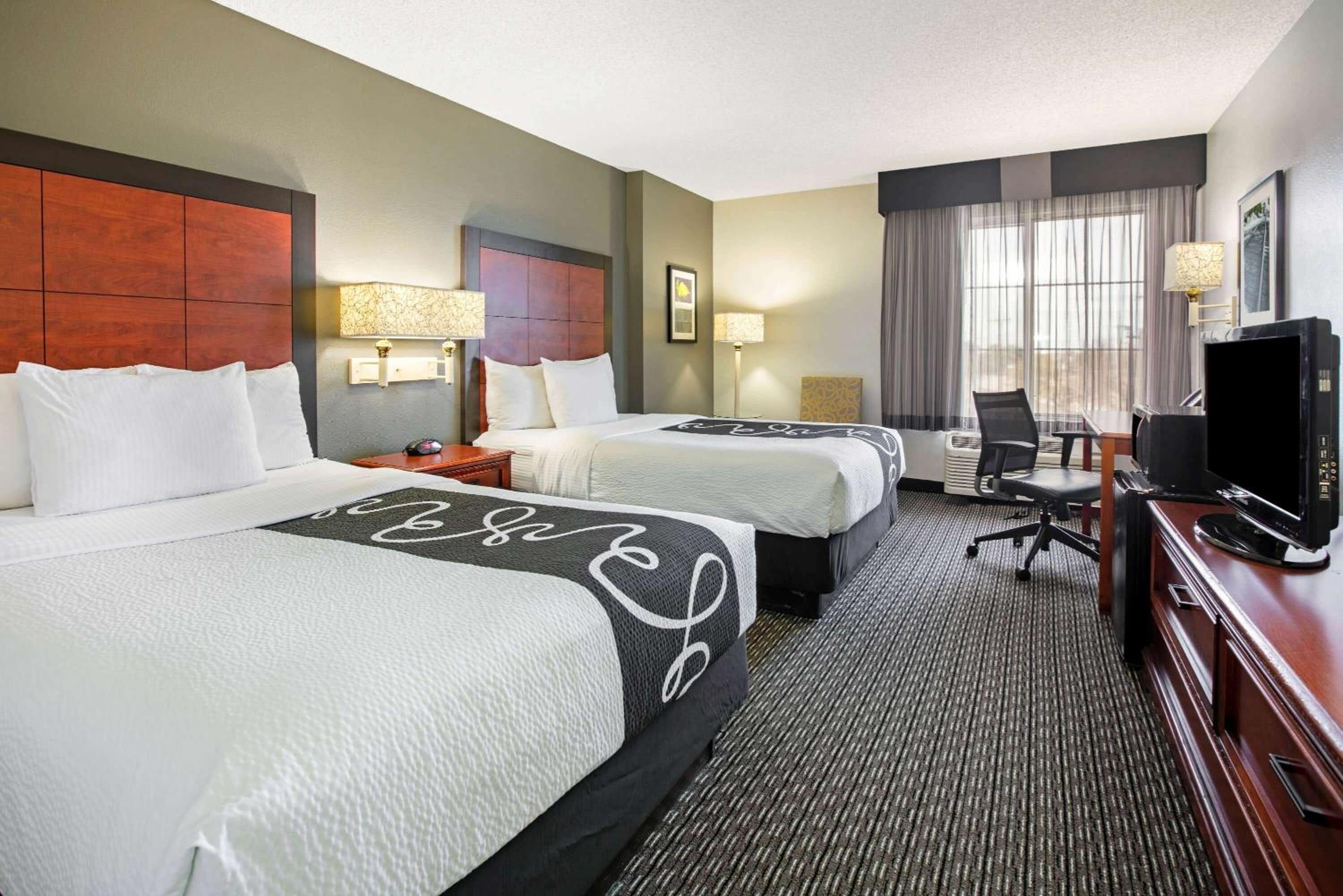 غرفة بسرير مزدوج بحوض استحمام لذوي الإعاقة، La Quinta Inn & Suites by Wyndham DFW Airport South / Irving 3/8