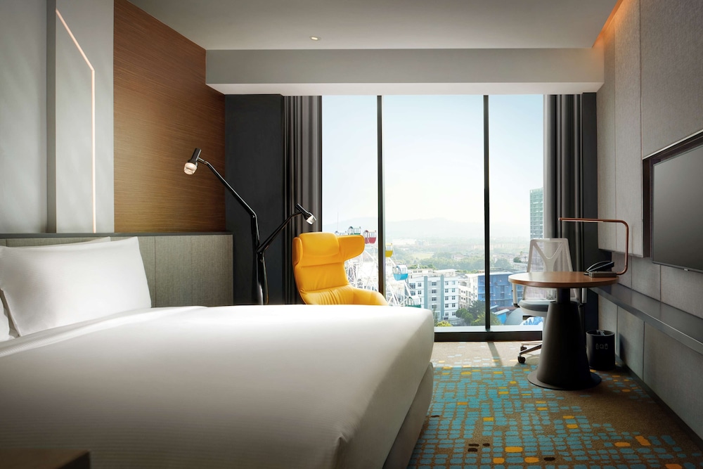 Guest Room, King Bed, DoubleTree by Hilton Shah Alam i-City 10/13