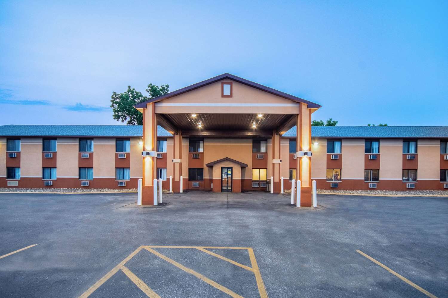 Days Inn & Suites by Wyndham Waterloo 2/30