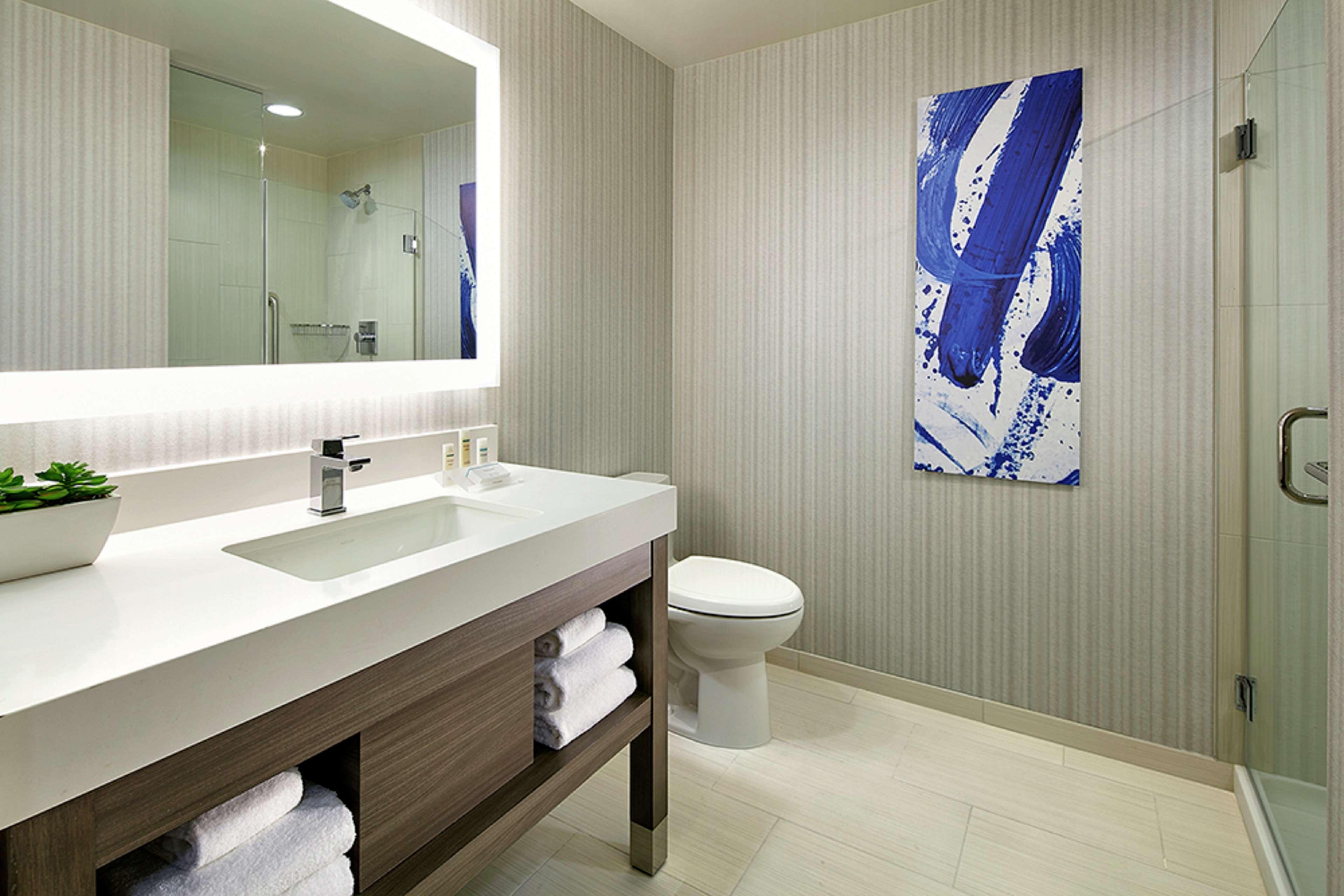 ROOM, KING BED, CITY SKYLINE VIEW