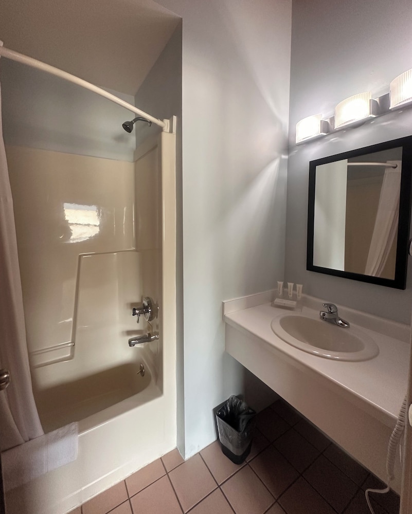 Pictured Rocks Inn & Suites 69/70