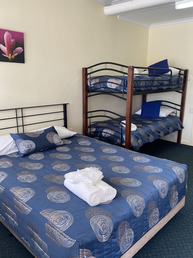 Paddle Steamer Motel 6/41