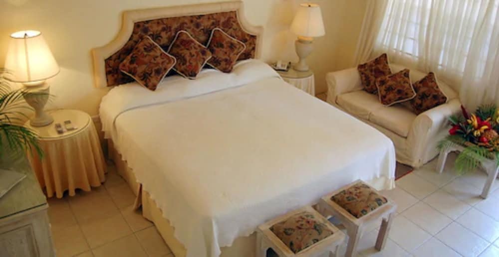 Beachcombers Hotel 36/77