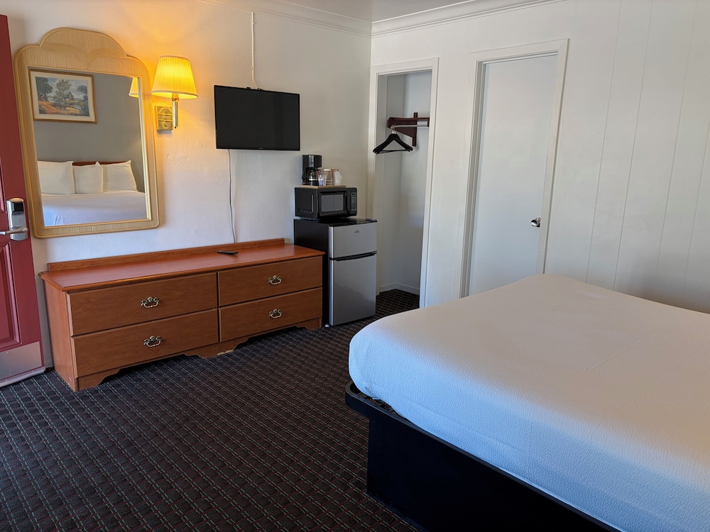 Lark Motel 22/53