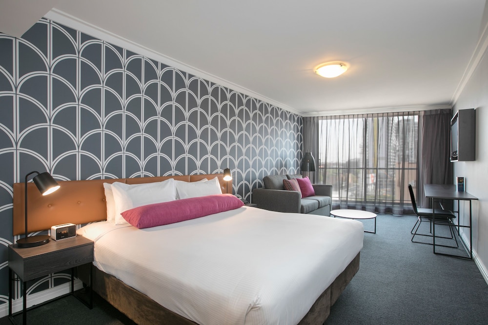 STUDIO, QUEEN BED