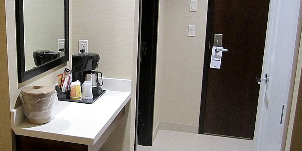 HOLIDAY INN EXPRESS GOLDEN KICKING HORSE 12/75