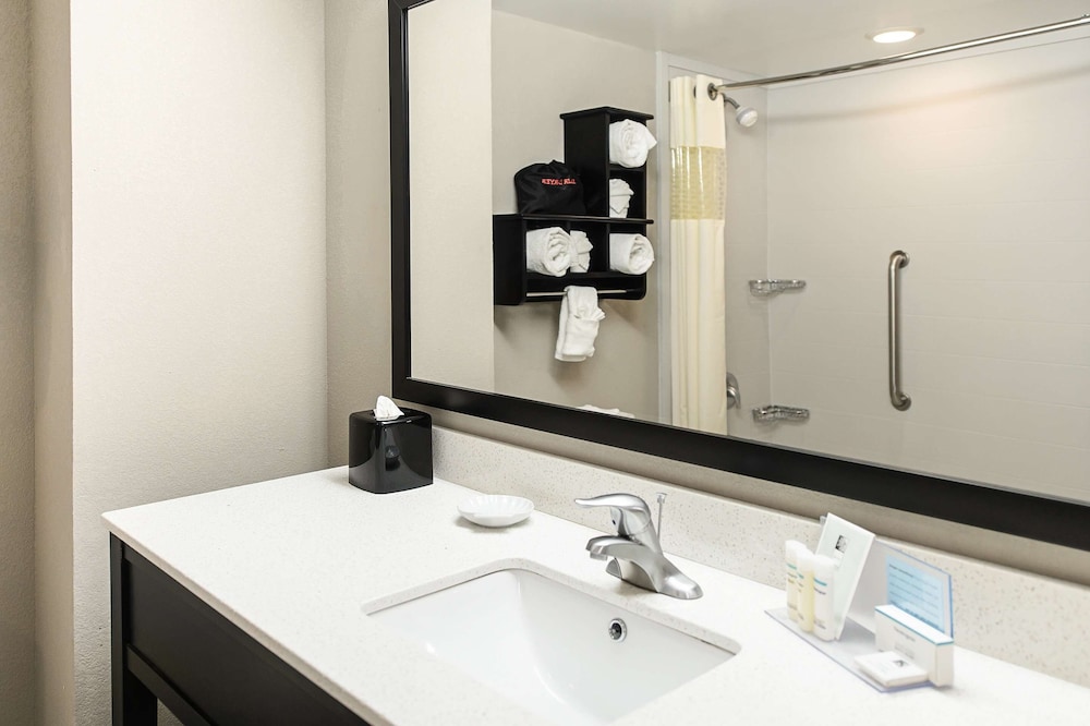 Hampton Inn Stafford/Quantico & Conference Center, Va 20/48