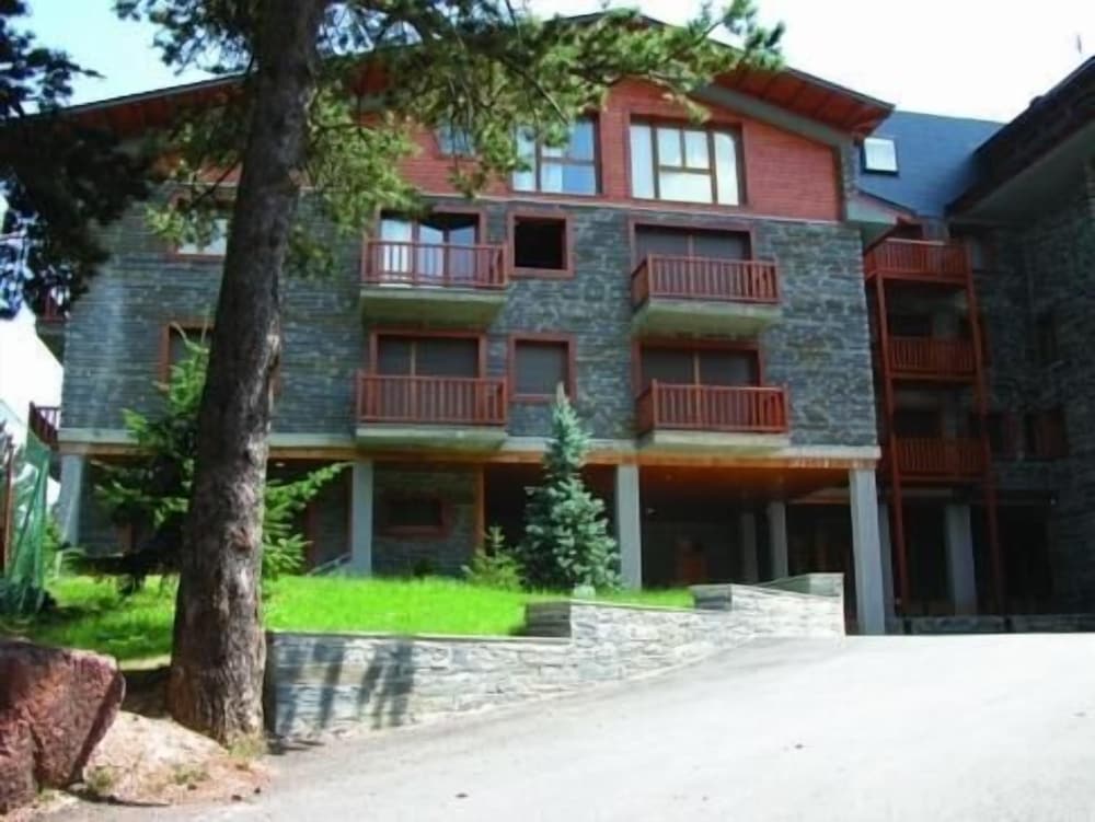 SOLINEU APARTMENTS 3/53