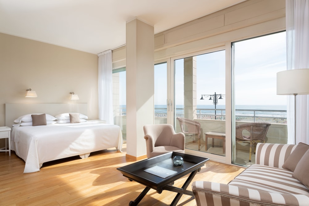 Sina Astor Hotel 30/80