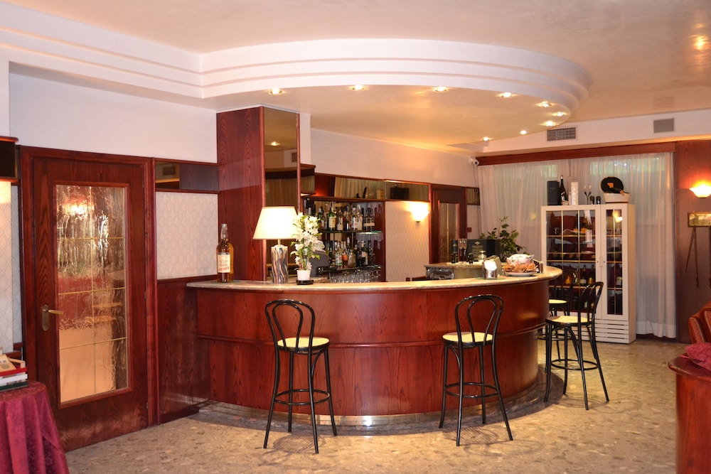 HOTEL ALEXANDER 6/21