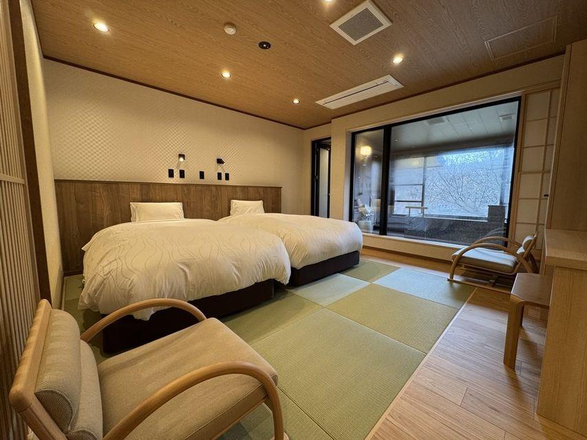 Room, Twin Beds, Mountain View, Bathtub