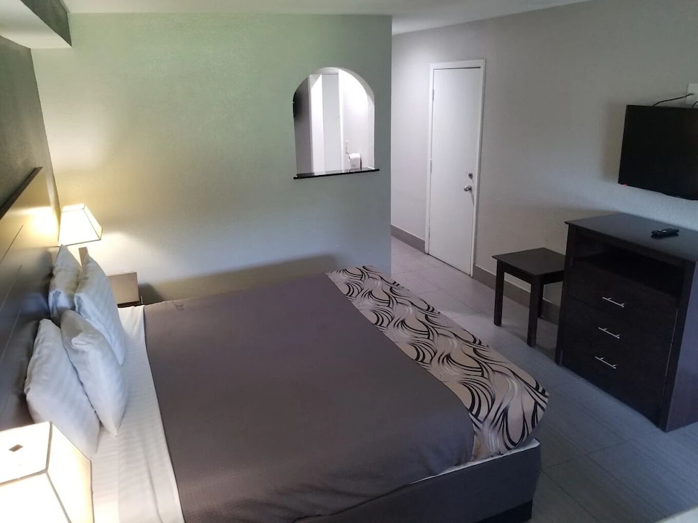 Regency Inn & Suites Houston East I 10 24/52