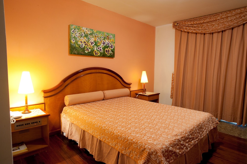 Colonial Plaza Hotel 19/68