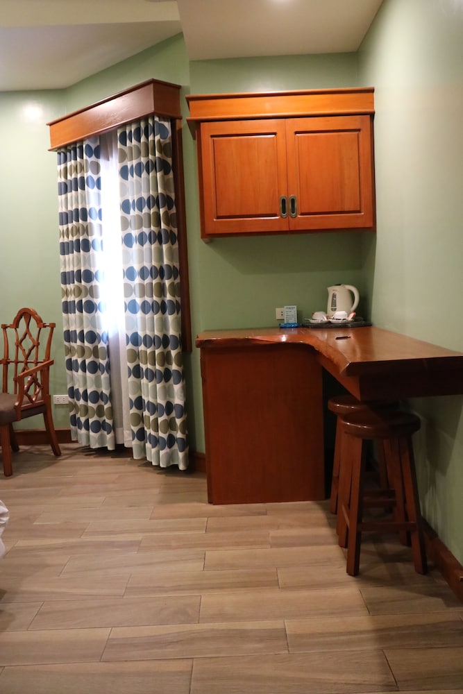 Paragon Hotel And Suites 10/50
