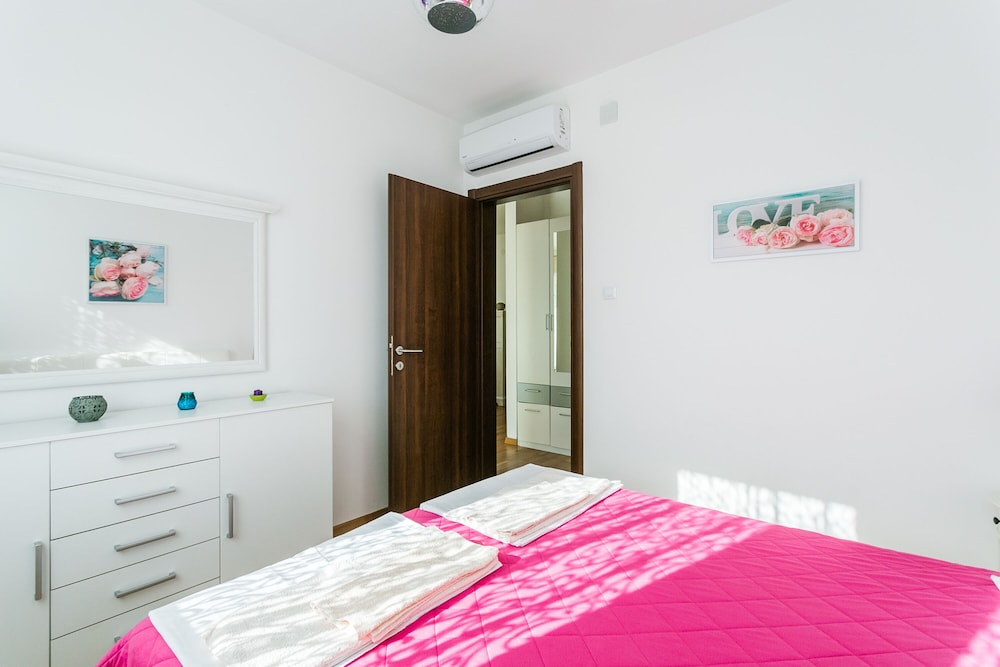 Apartments Lora 11/50