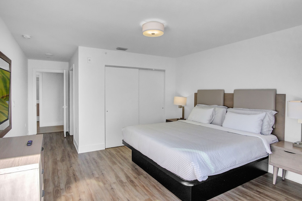 2 Bedrooms, Suite, 1 King and 1 Single Beds, Sofa