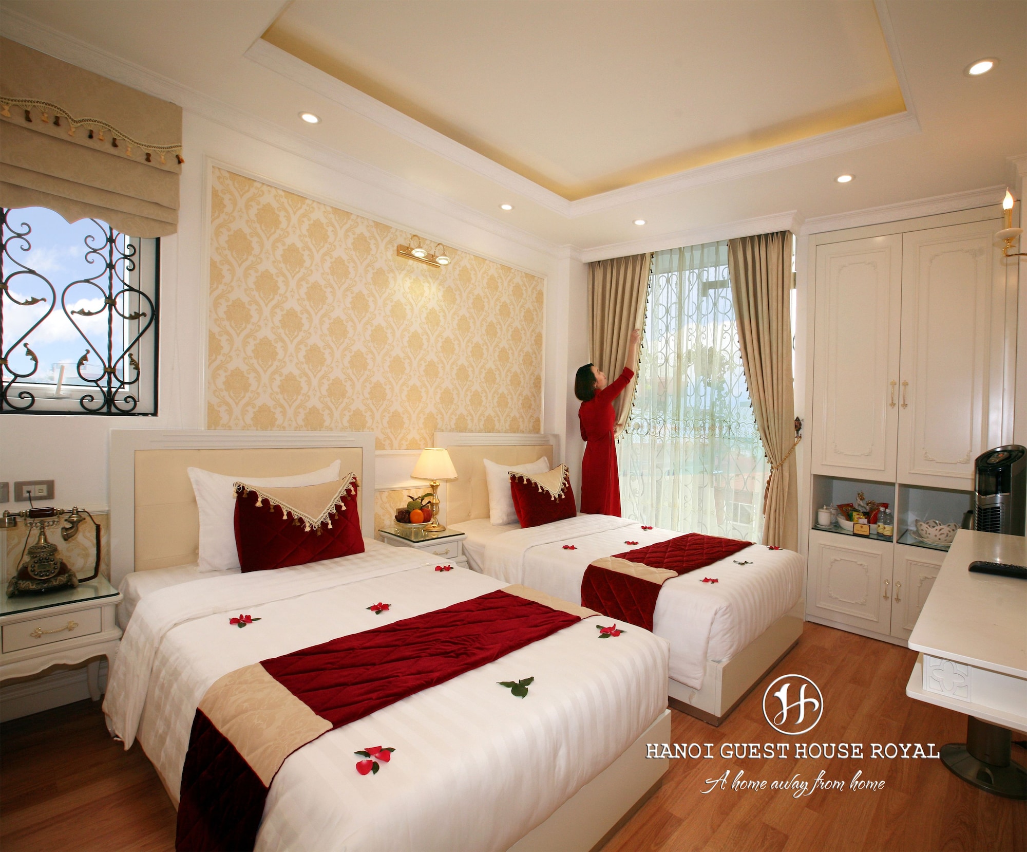 ROYAL, DOUBLE OR TWIN BED