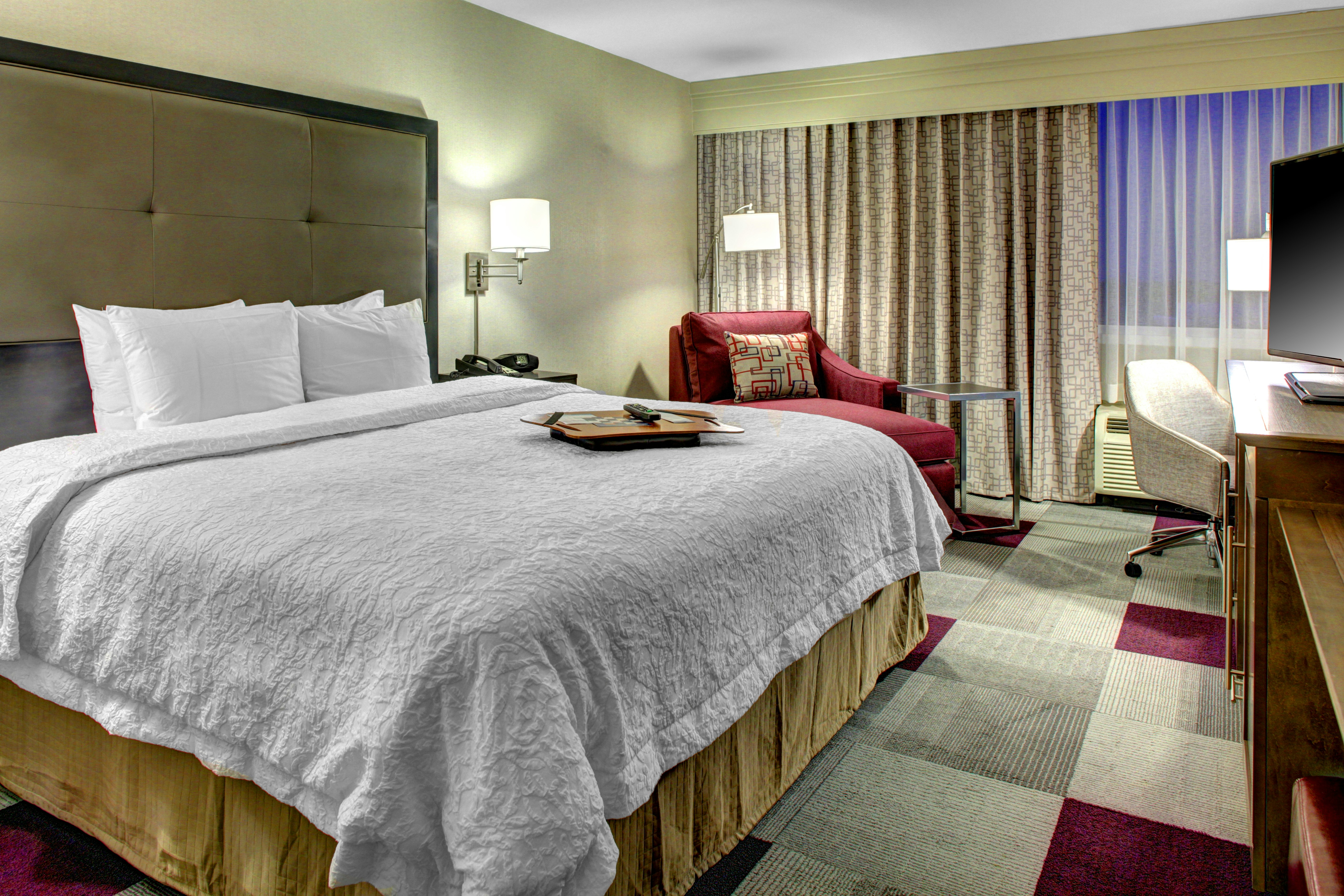 DELUXE, KING BED