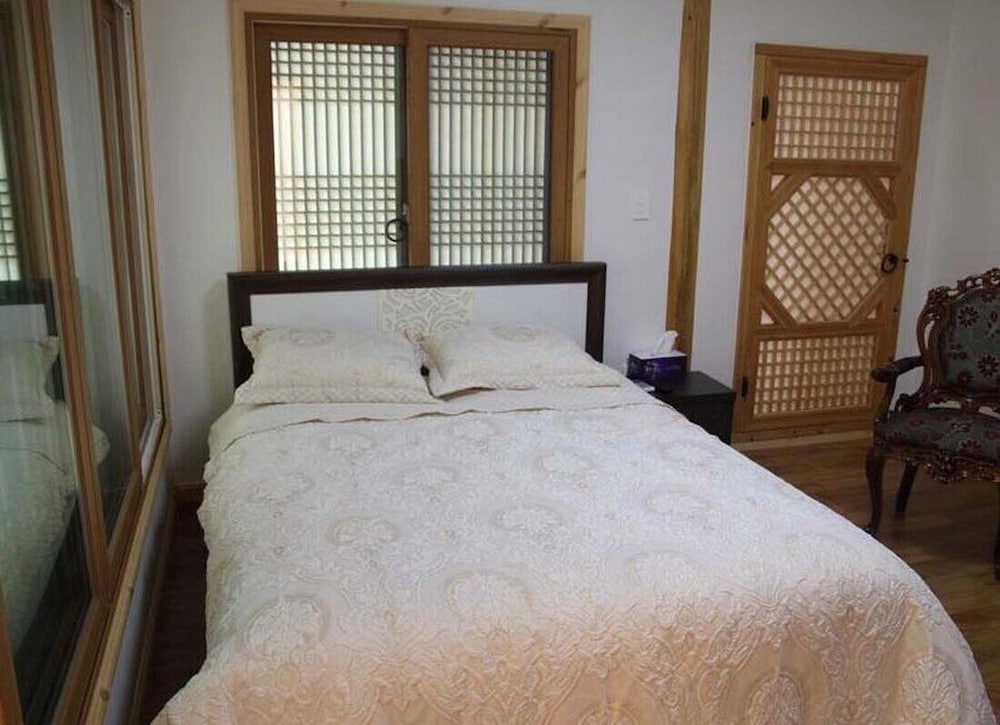 Moonlight, Queen Bed