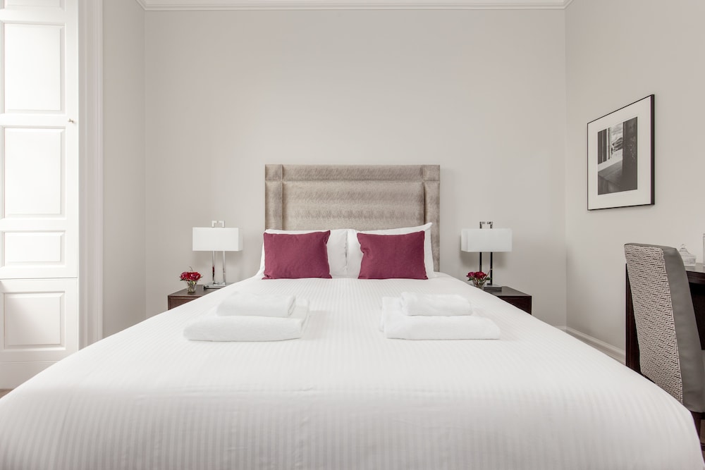 Superior, Apartment, King Bed, Castle View