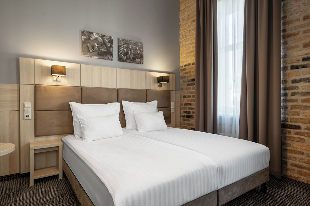 SUPERIOR, DOUBLE OR TWIN BED