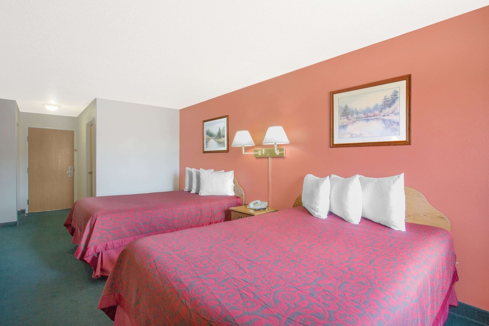 Days Inn by Wyndham Custer 17/36