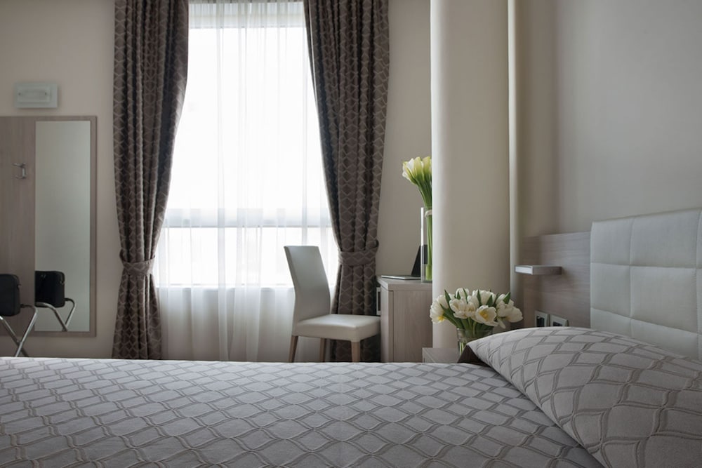 ROOM, SINGLE
