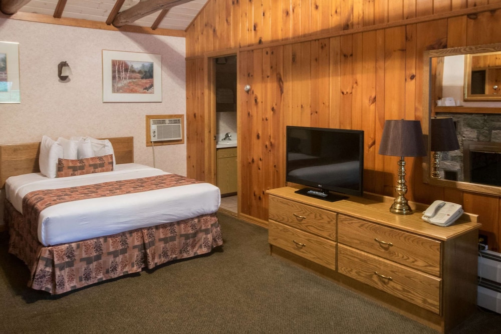 Adirondack Retreat Inn and Suites 13/36