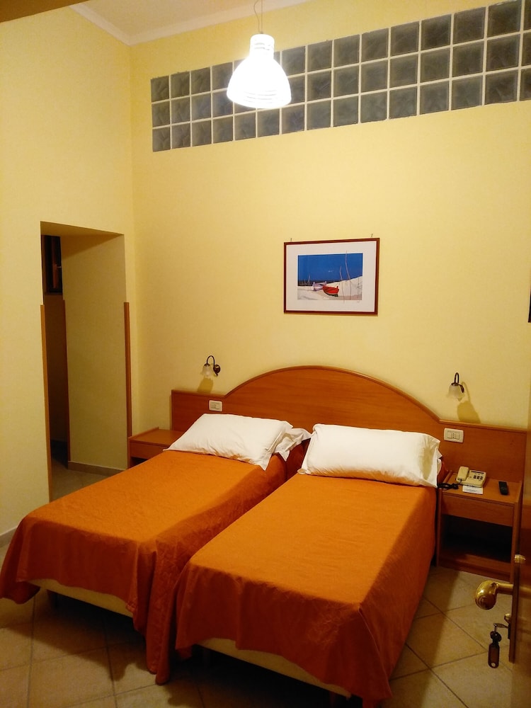 ECONOMY, DOUBLE OR TWIN BED, NO WINDOW