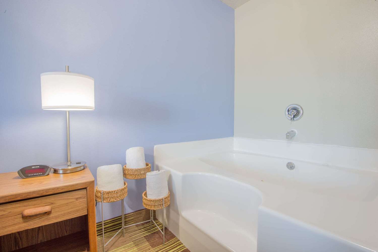 Super 8 by Wyndham Toledo 20/20