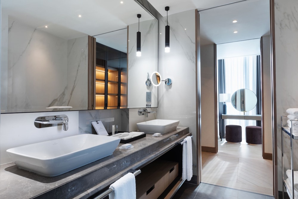Tirana Marriott 48/50