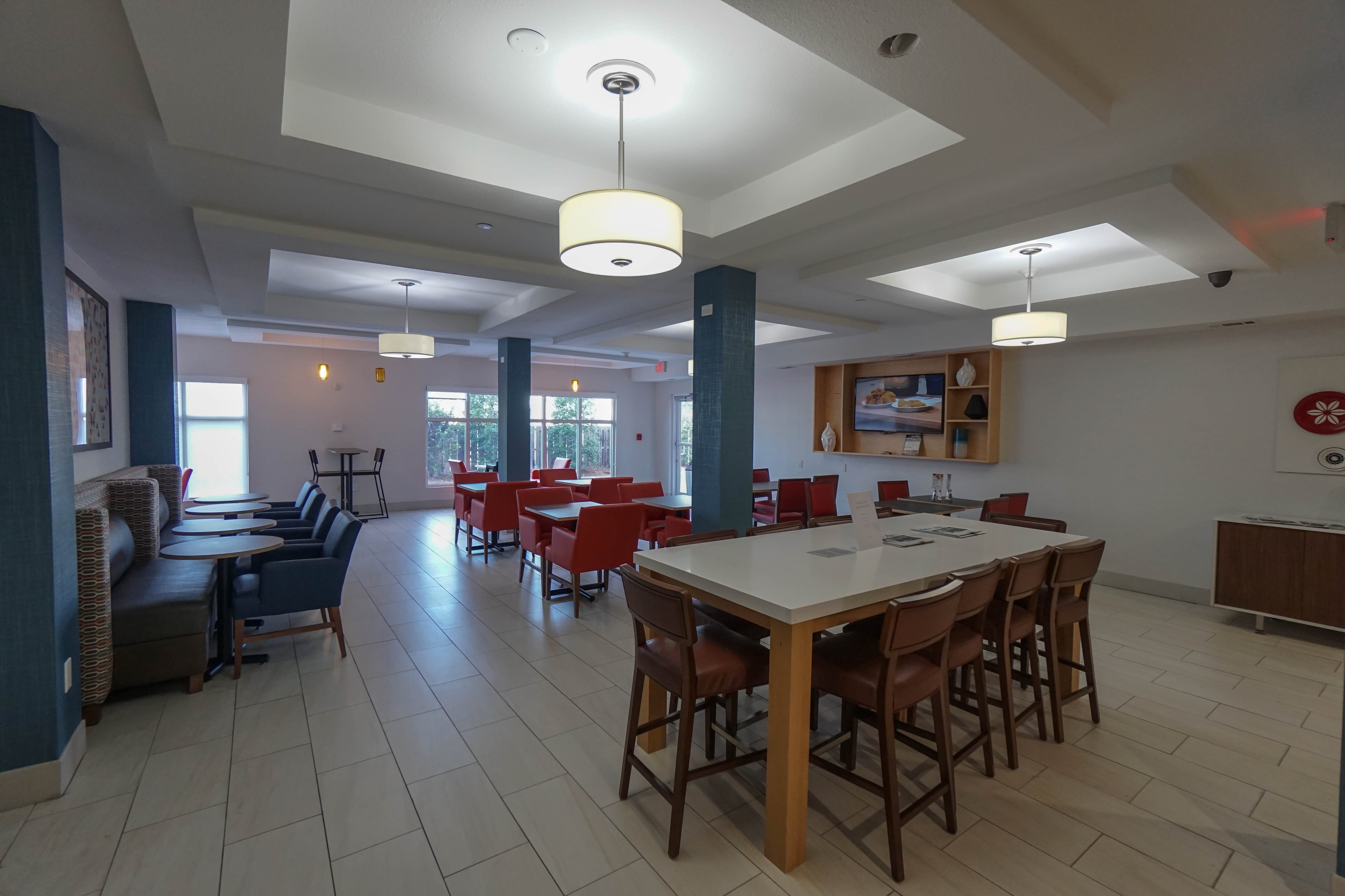 Holiday Inn Express Hotel Suites Savannah Midtown 44/81