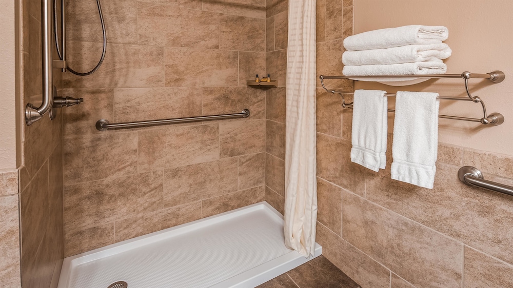 Best Western Plus Concord Inn 18/75
