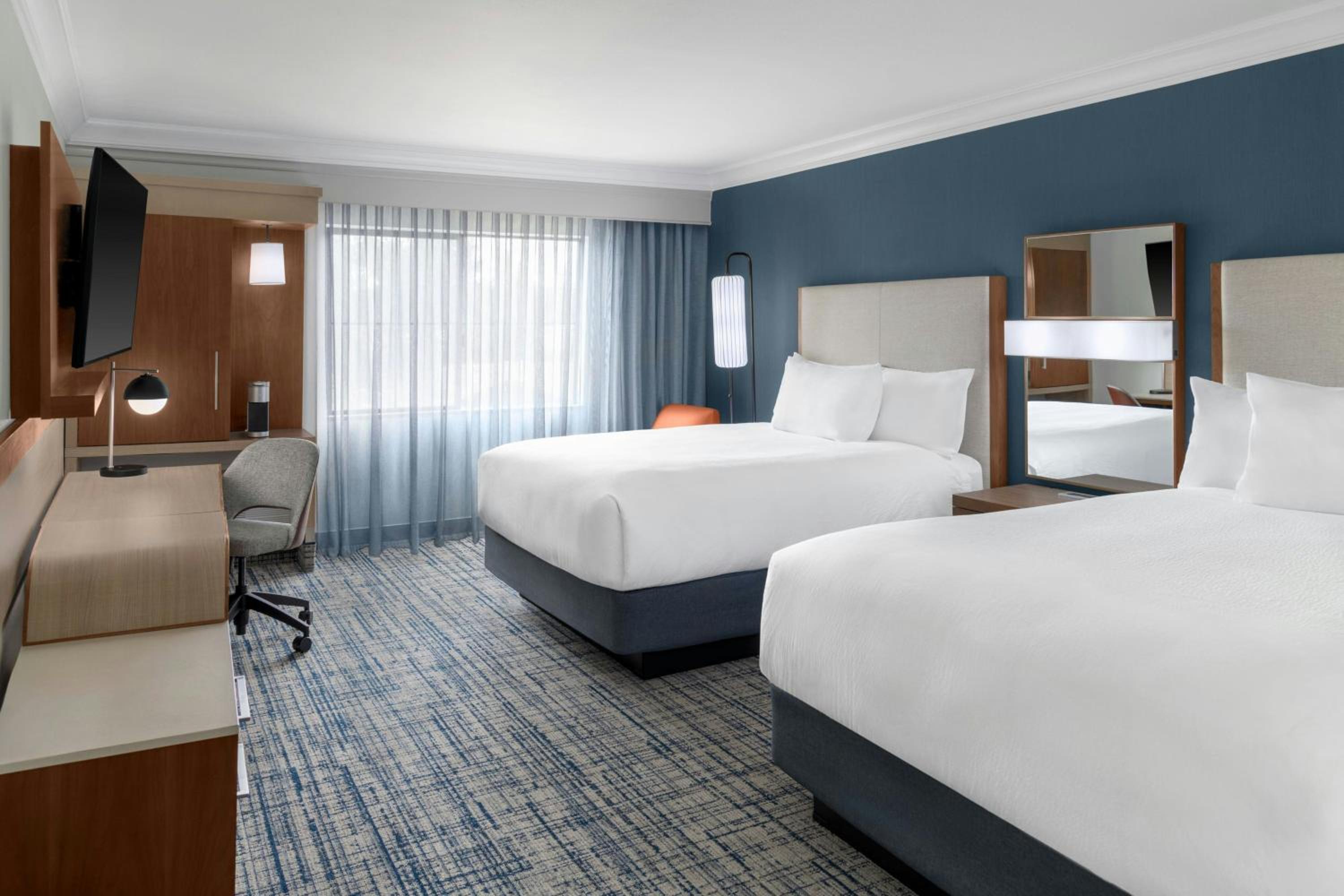 غرفة بسريرين كوين مع أريكة، Courtyard By Marriott Palo Alto Los Altos 3/10