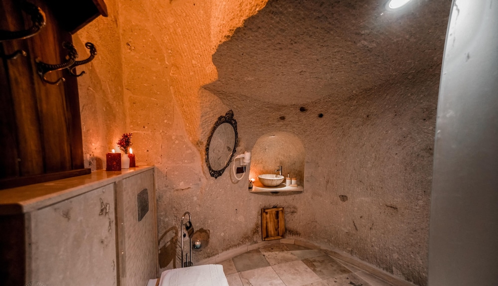 Zeus Cave Suites 44/50