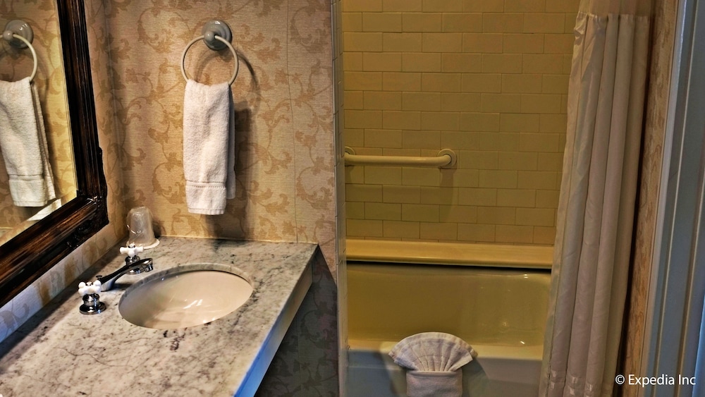 Gaslamp Plaza Suites 64/68