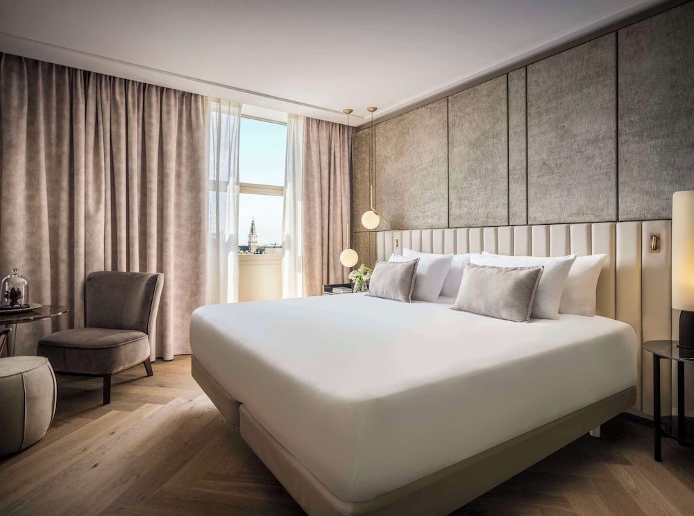 DELUXE, DOUBLE BED