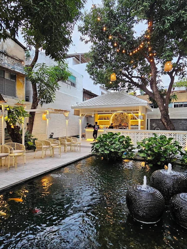 Feung Nakorn Balcony Rooms Cafe 76/79