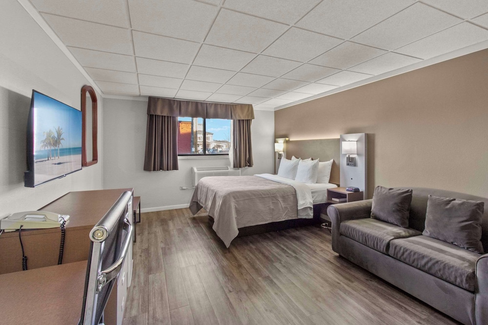 Upgrade, Queen Bed