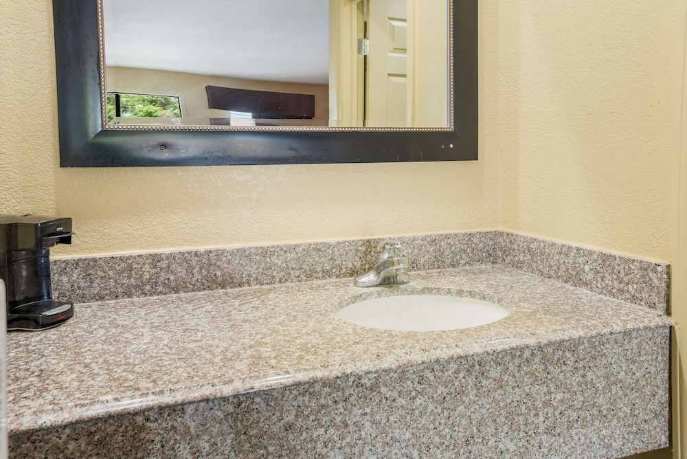 Econo Lodge Lake Charles University Area 28/48