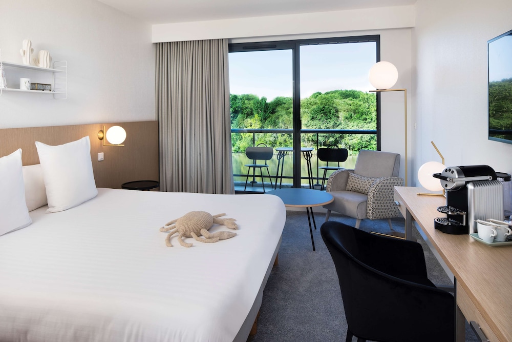 Deluxe, Queen Bed, Lake View