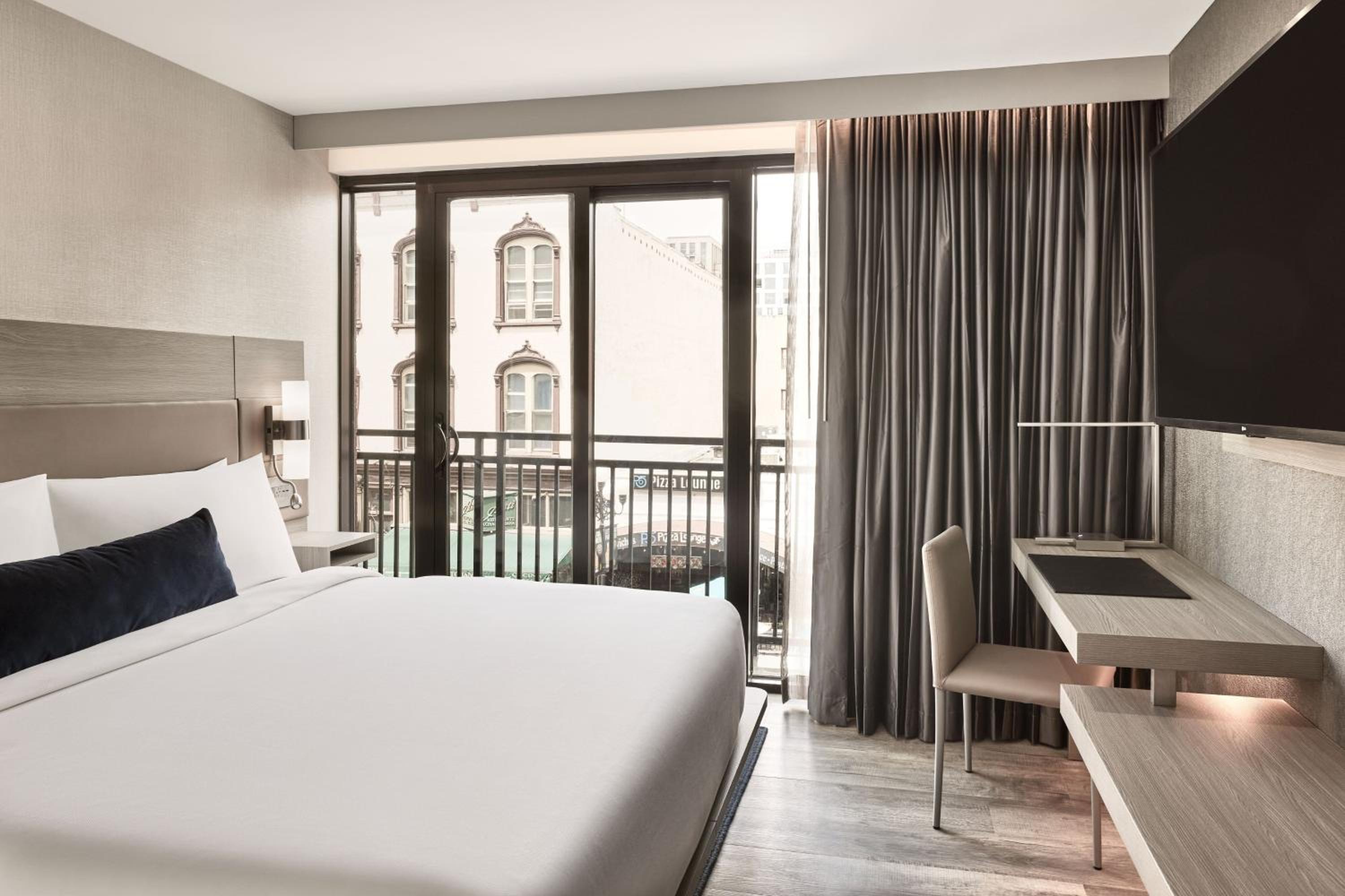 Room, King Bed, Street View, Balcony
