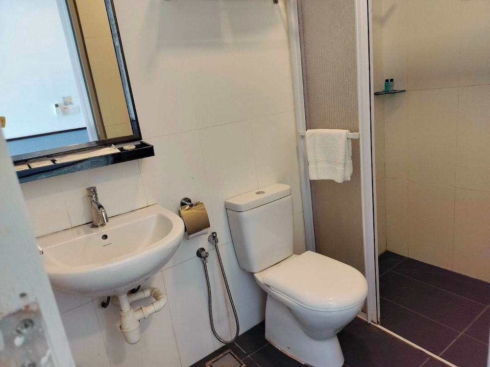 D Wharf Hotel And Serviced Residence 70/71