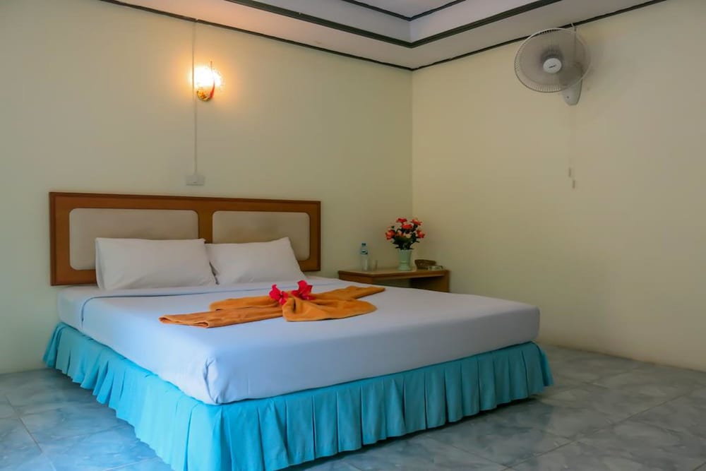 DELUXE, DOUBLE BED, WITH FAN